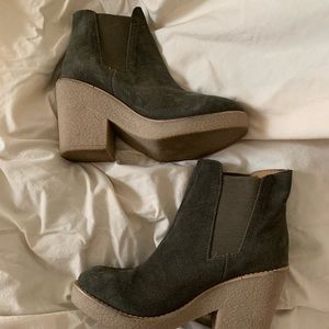 Urban Outfitters chunky size 7 booties — olive